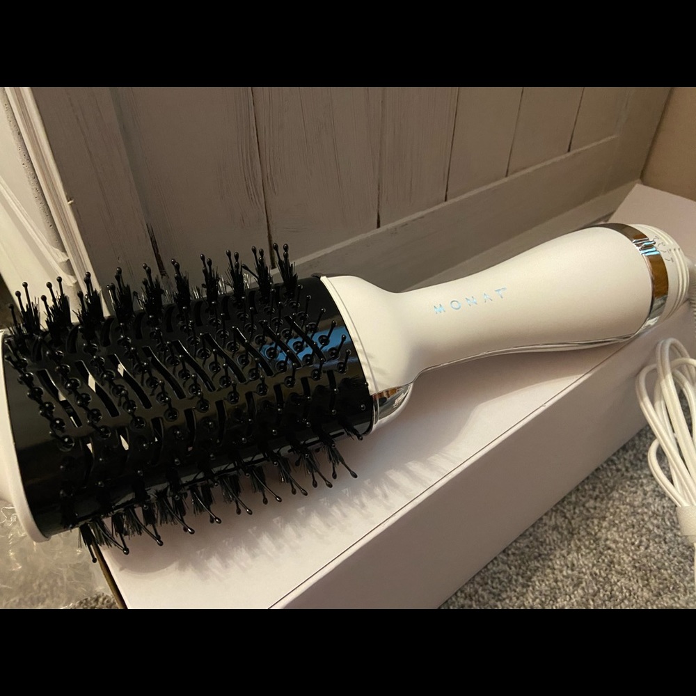 Monat blow out hair dryer brush